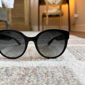 Gucci Black Cat-Eye Sunglasses with Green Logo Pouch
